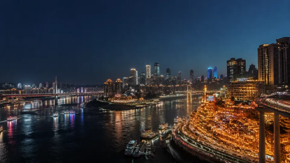 Chongqing iluminada junto a los ríos Yangtsé y Jialing
