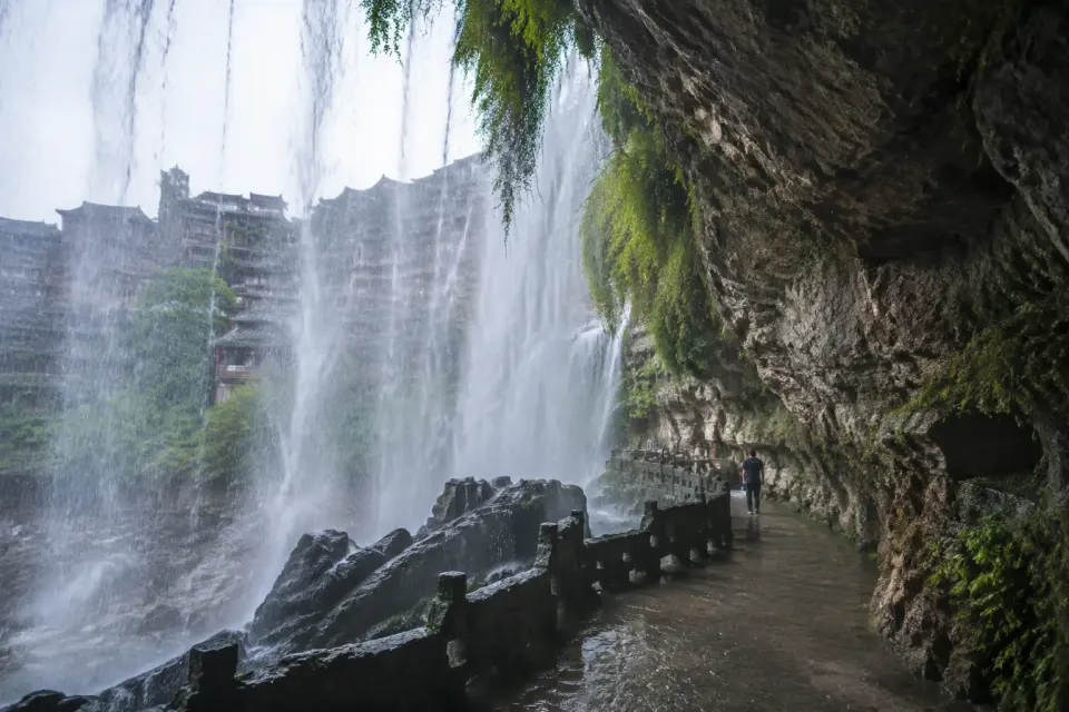 Sendero junto a las cascadas de Furong