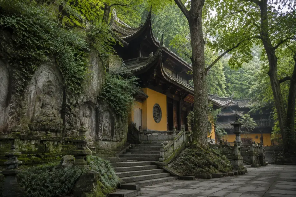Templo Lingyin y esculturas budistas de Feilai Feng entre árboles antiguos