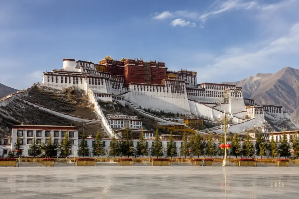 Palacio de Potala en Lhasa bajo el cielo azul