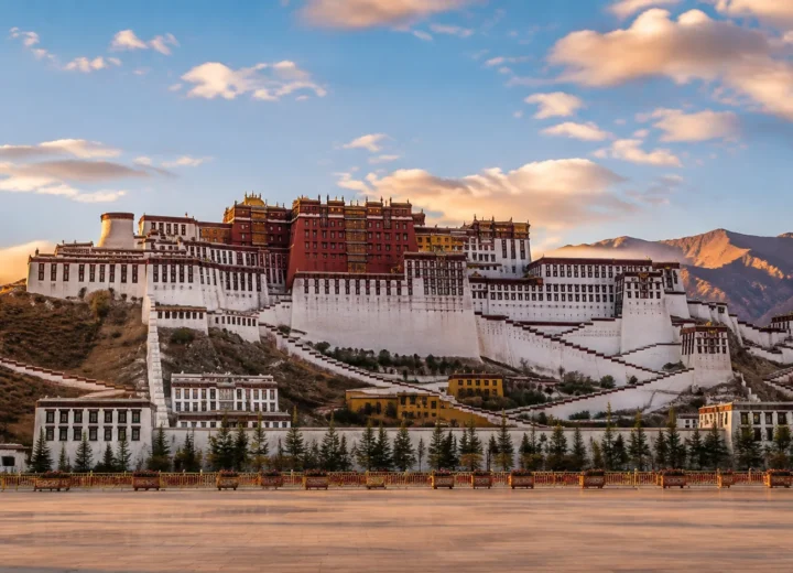 Palacio de Potala en Lhasa iluminado por la luz dorada del amanecer