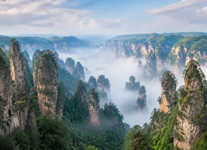 Pilares de cuarcita de Zhangjiajie entre la niebla